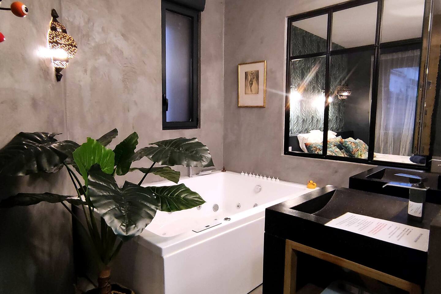 Salle de bain parentale avec baignoire jacuzzi
